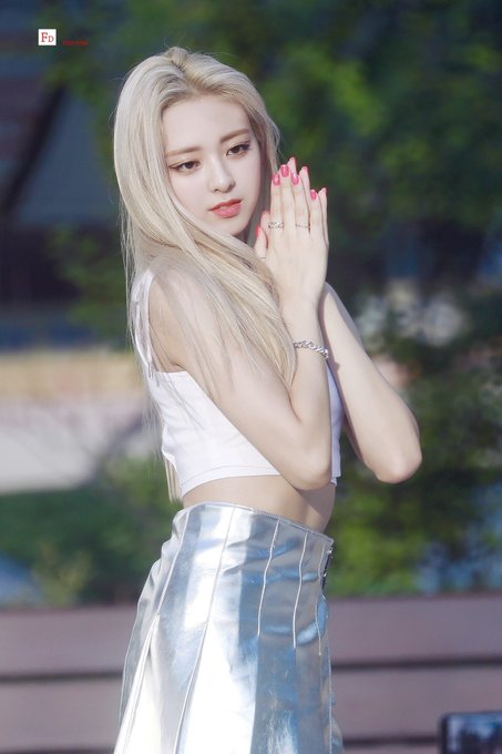 있지 ITZY 야외미팬 중 신난 유나.jpgif