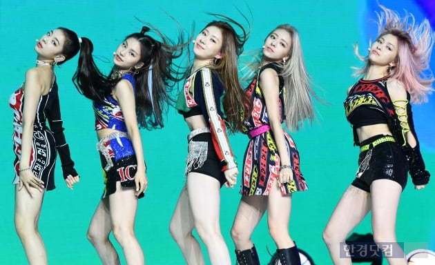 #ITZY(#있지) 신곡 ICY 기자 쇼케이스 사진.jpg