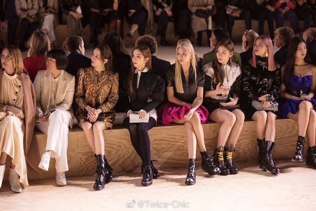 루이비통쇼에서 중국 연예인들이랑 사진 찍힌 Itzy