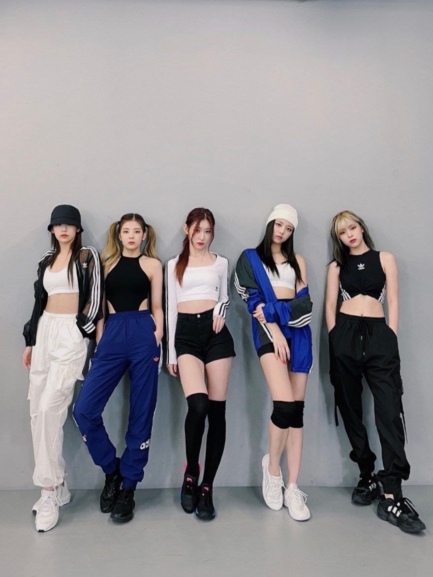 ITZY 아디다스 안무착 단체사진