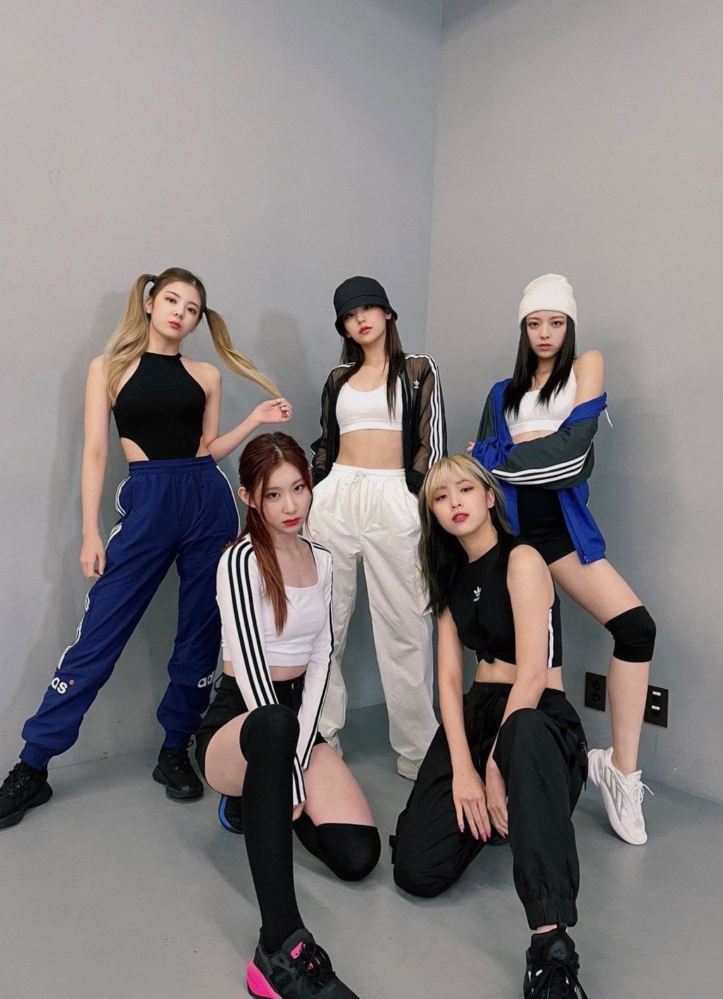 ITZY 아디다스 안무착 단체사진