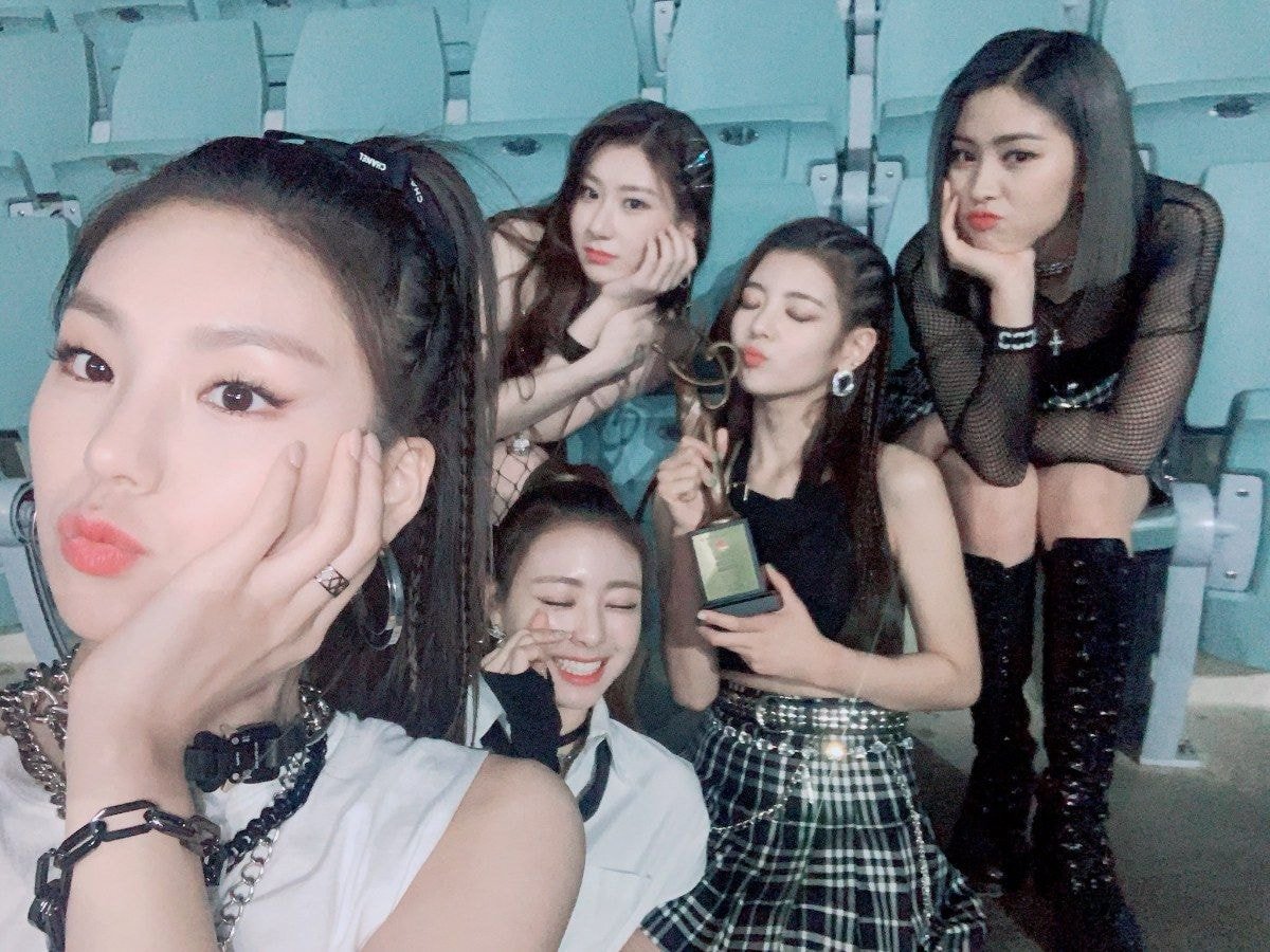 신인상 받은 #ITZY.twitter