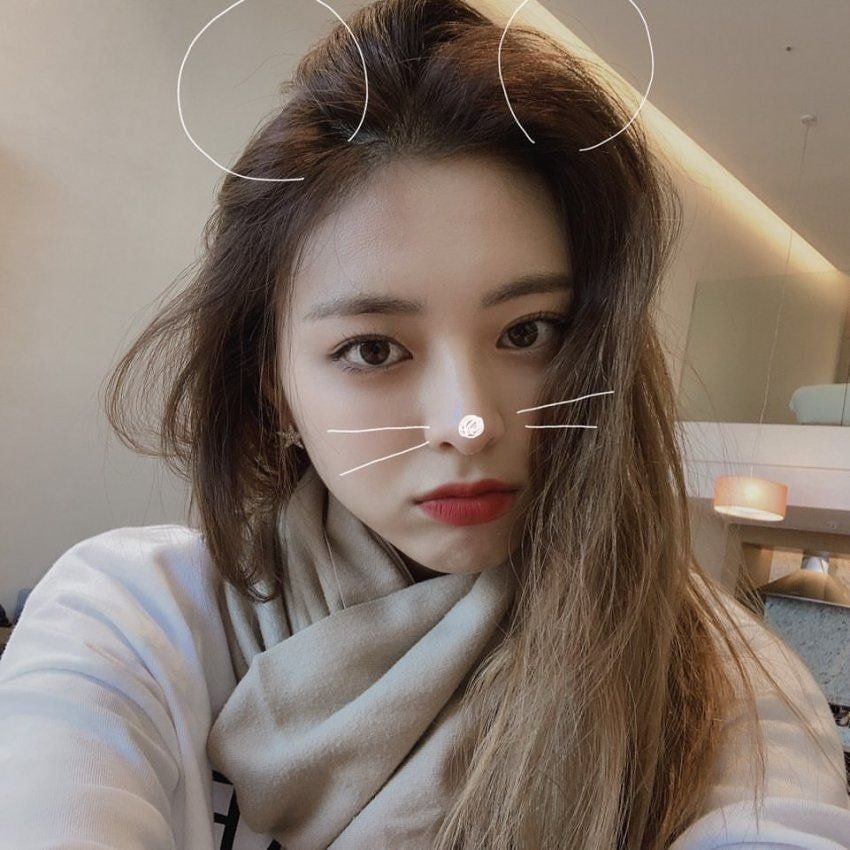 ITZY 유나 사진들이 보정이 과하다고???
