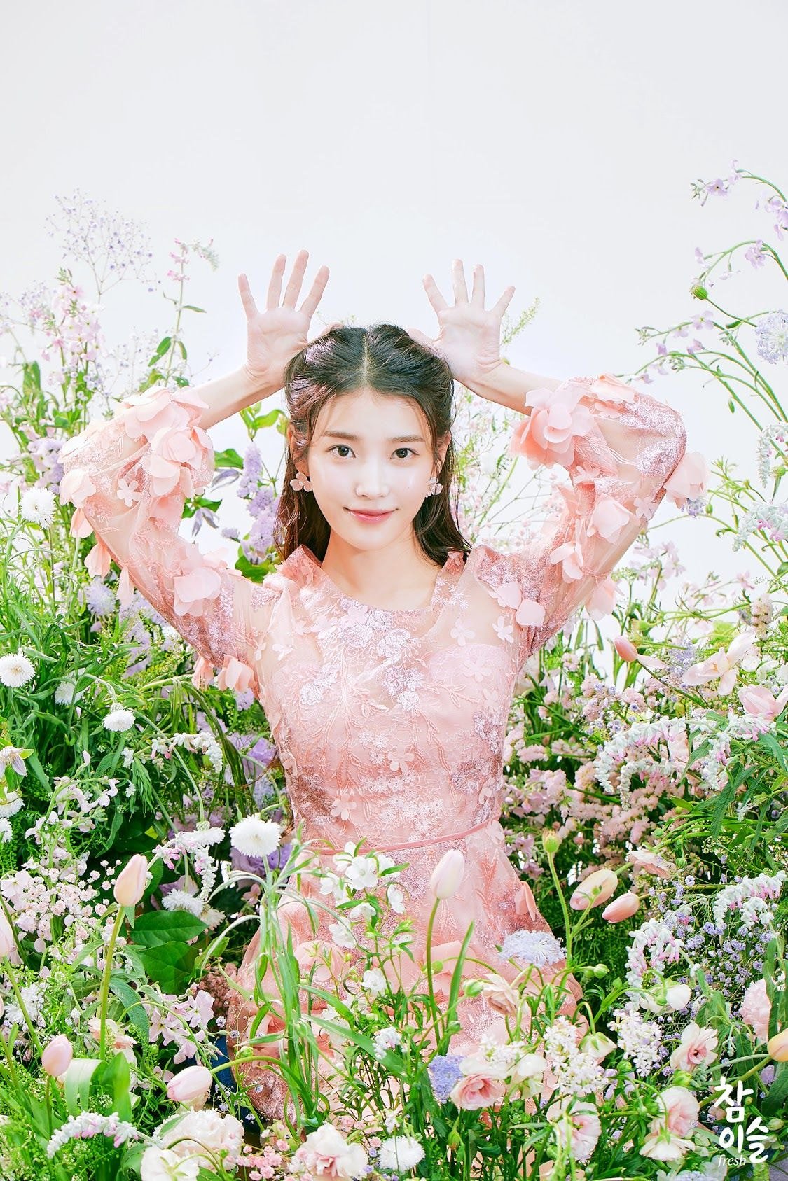아이유 생일 기념 참이슬에서 풀어준 미공개 이미지