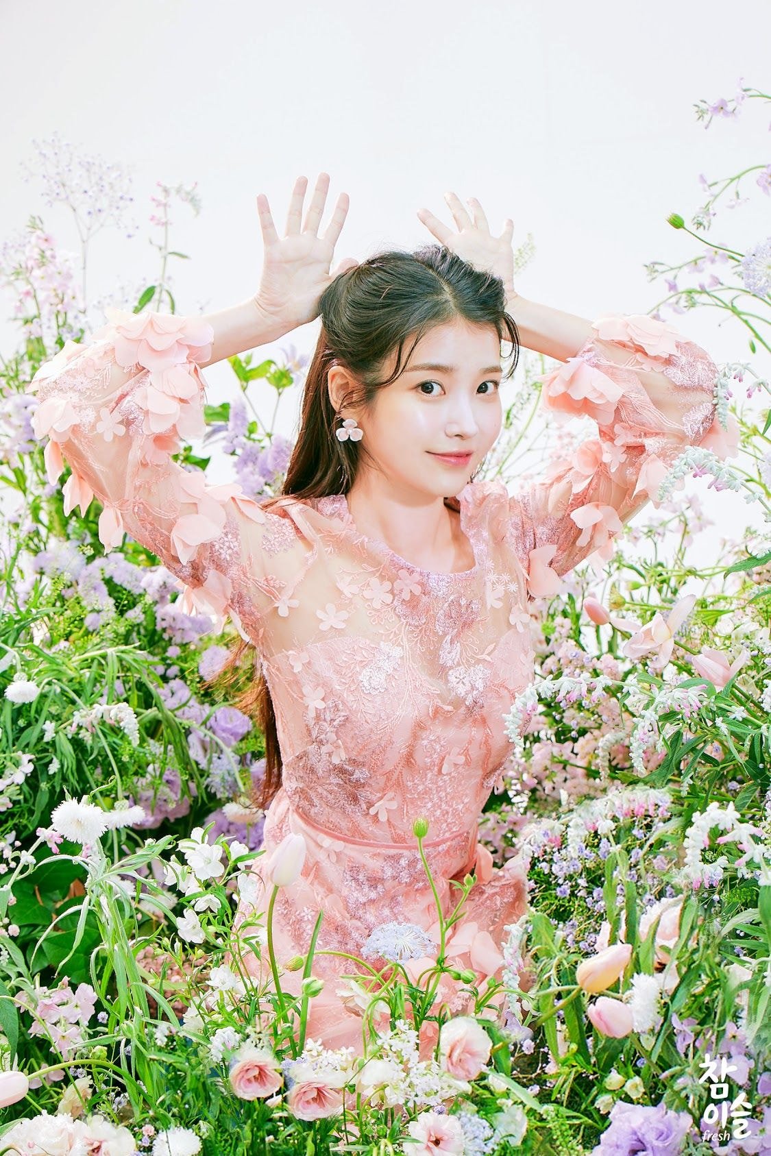 아이유 생일 기념 참이슬에서 풀어준 미공개 이미지