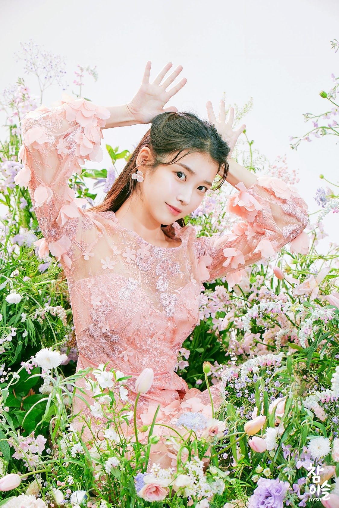아이유 생일 기념 참이슬에서 풀어준 미공개 이미지