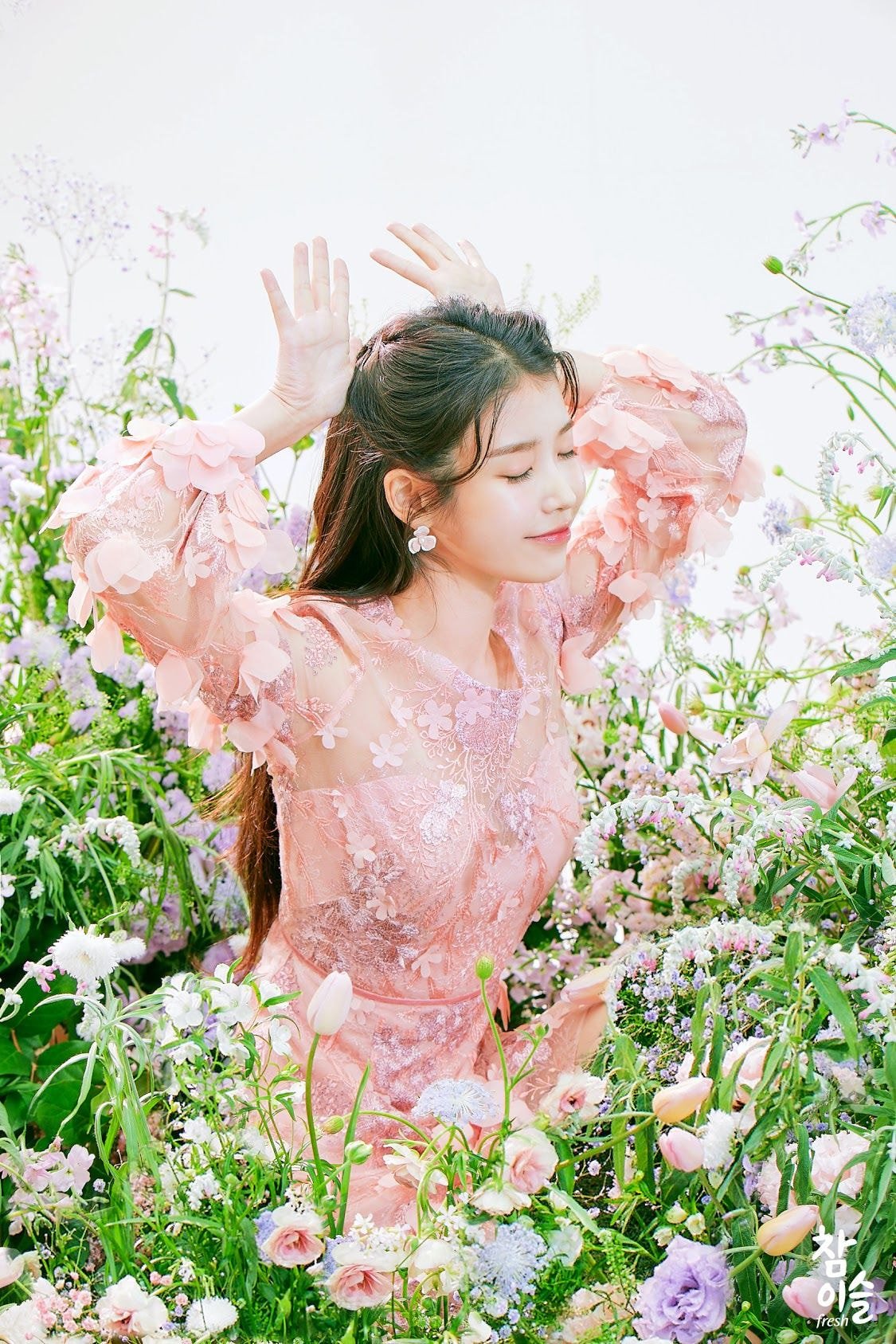 아이유 생일 기념 참이슬에서 풀어준 미공개 이미지