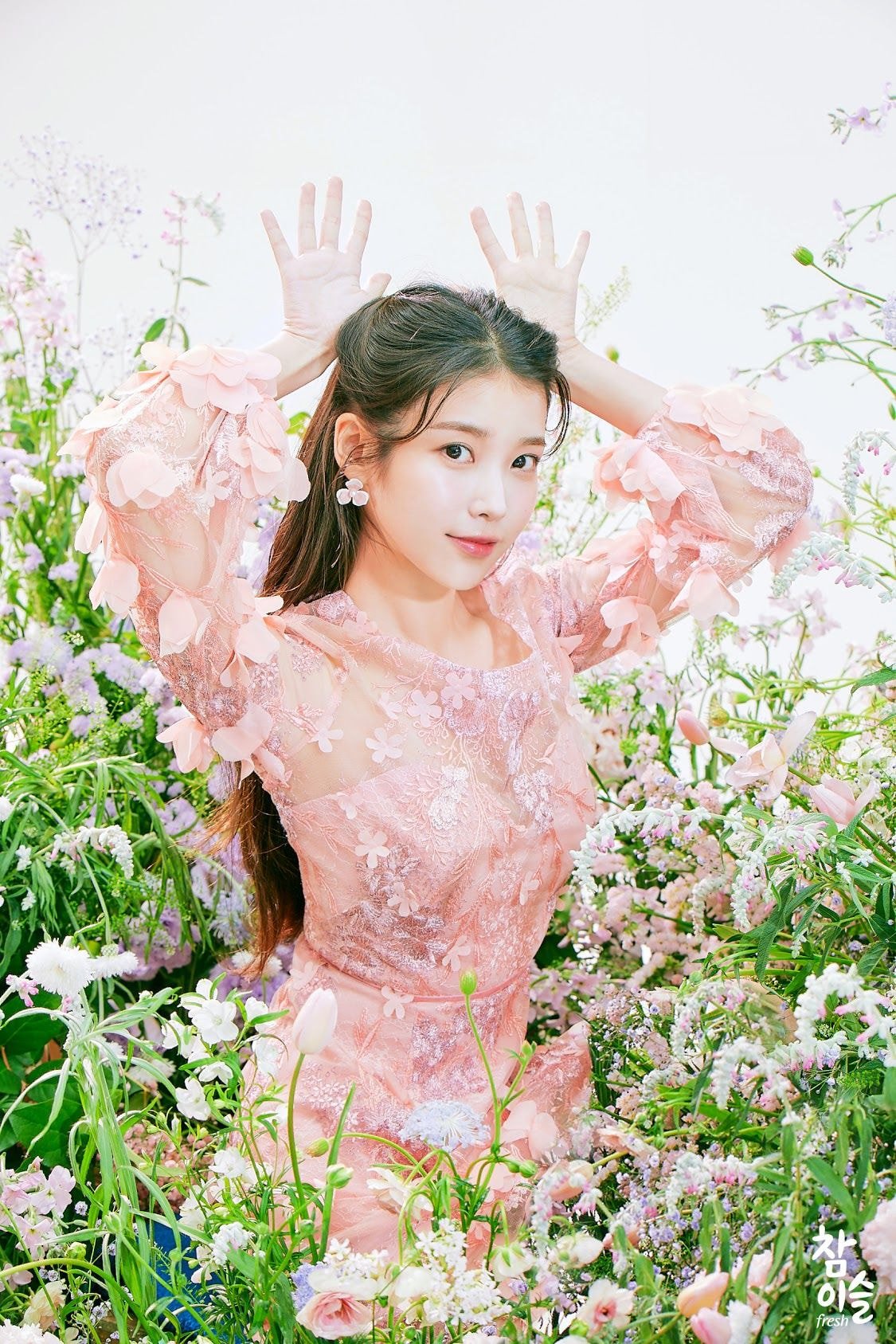 아이유 생일 기념 참이슬에서 풀어준 미공개 이미지