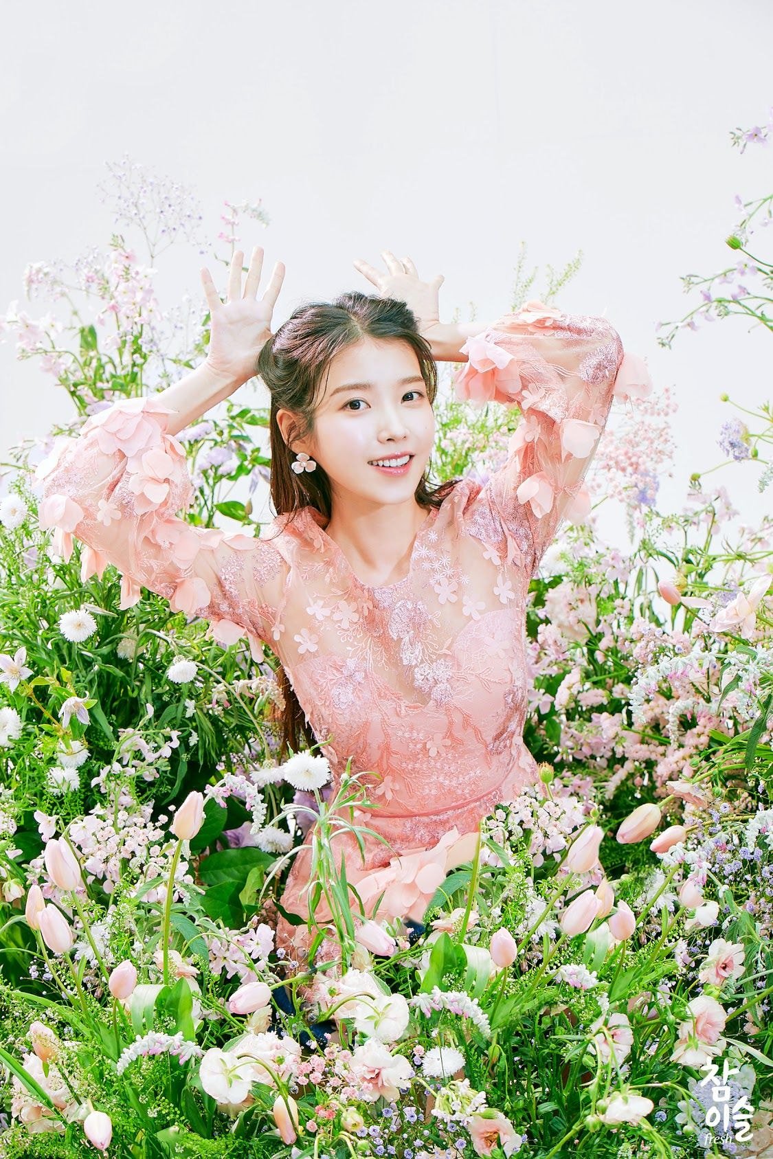 아이유 생일 기념 참이슬에서 풀어준 미공개 이미지