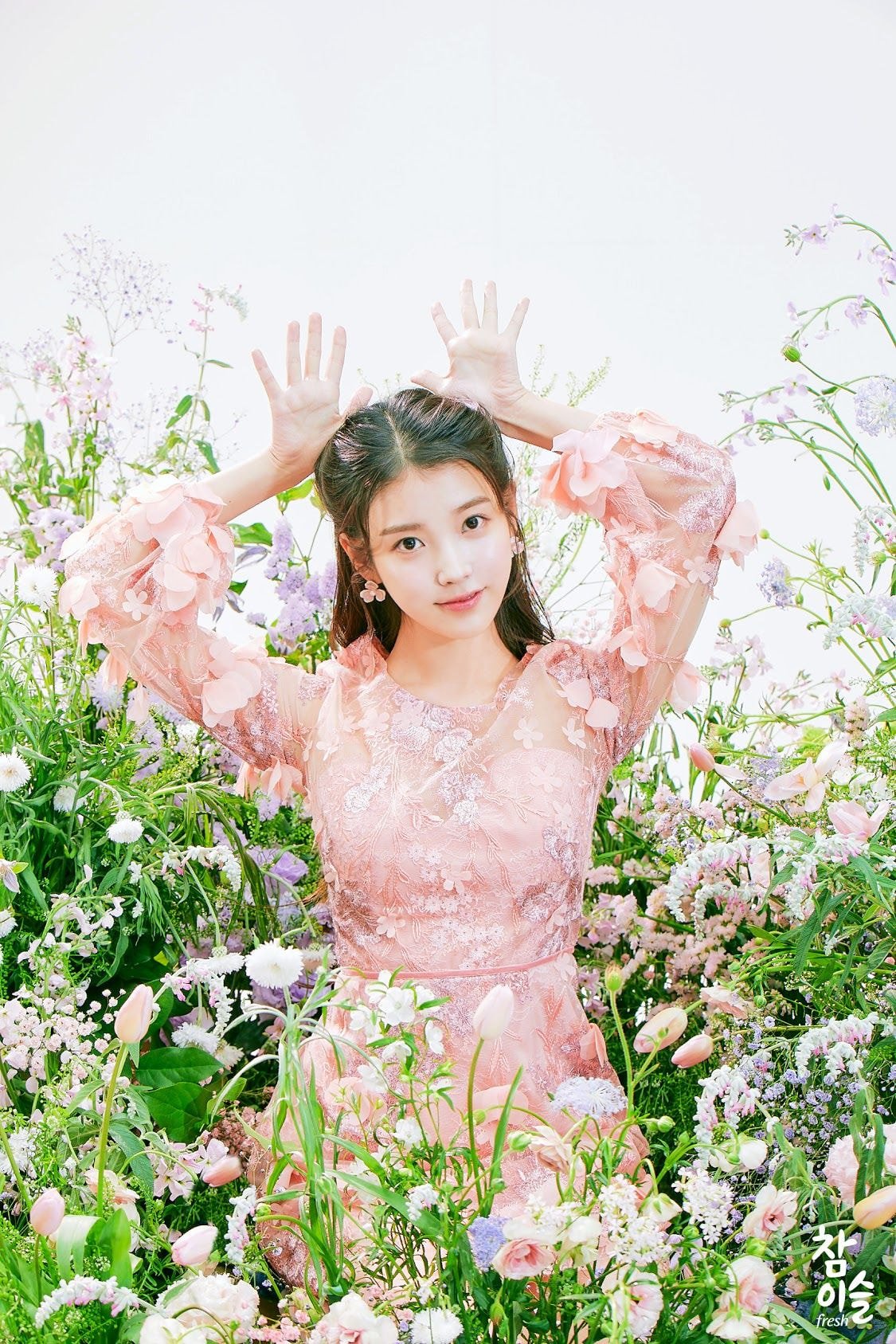 아이유 생일 기념 참이슬에서 풀어준 미공개 이미지