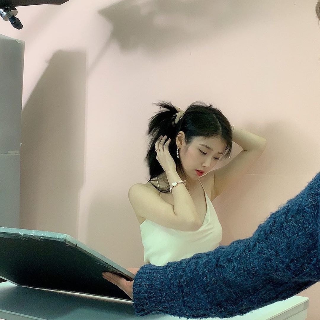 제이에스티나 화보 촬영중인 아이유.jpg
