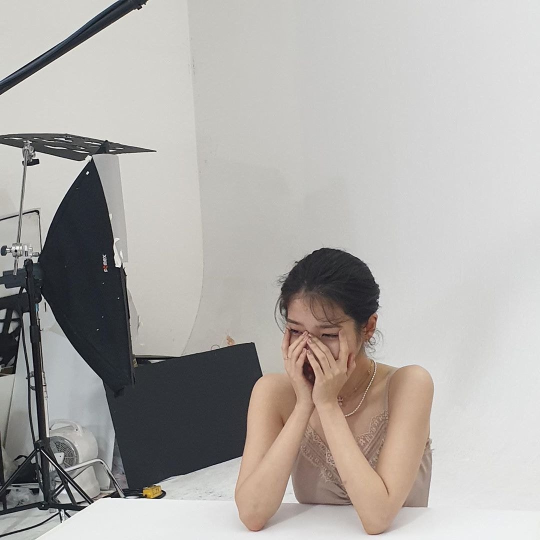 제이에스티나 화보 촬영중인 아이유.jpg