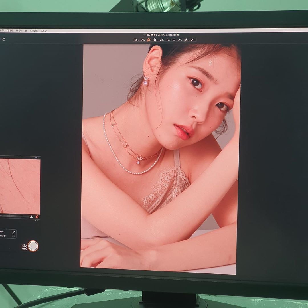 제이에스티나 화보 촬영중인 아이유.jpg
