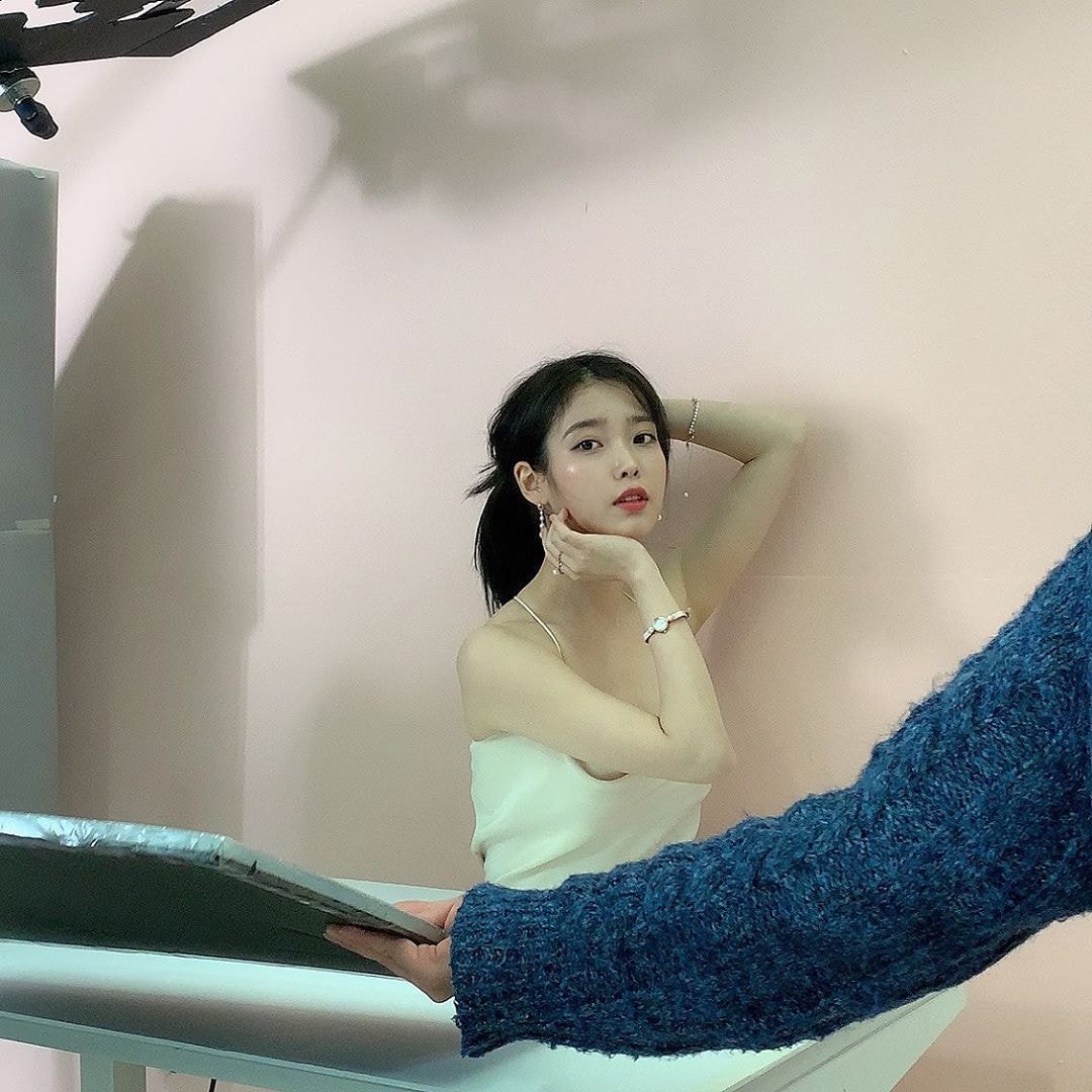 제이에스티나 화보 촬영중인 아이유.jpg