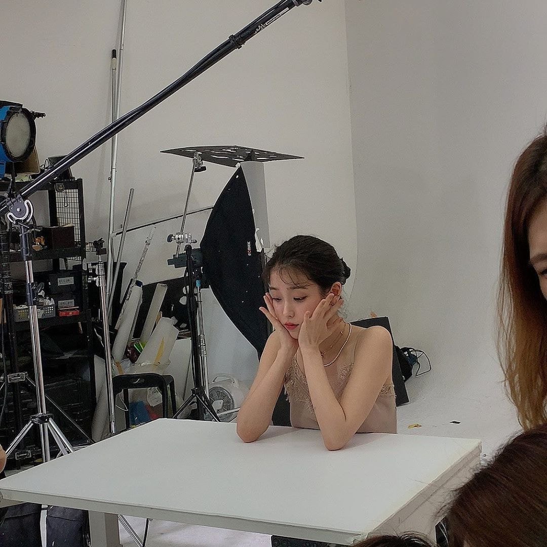 제이에스티나 화보 촬영중인 아이유.jpg