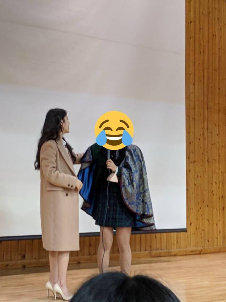 팬 졸업식에 찾아간 아이유.jpg