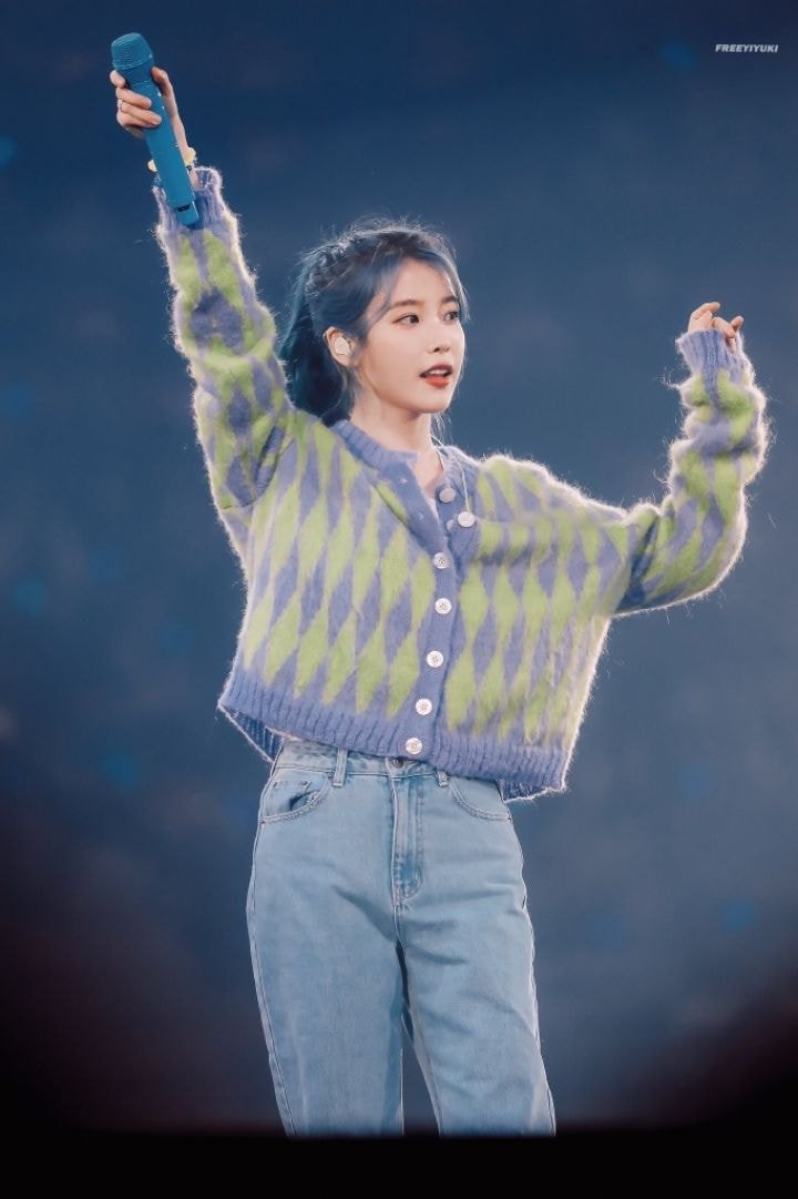 파란머리가 너무 잘 어울리는 아이유