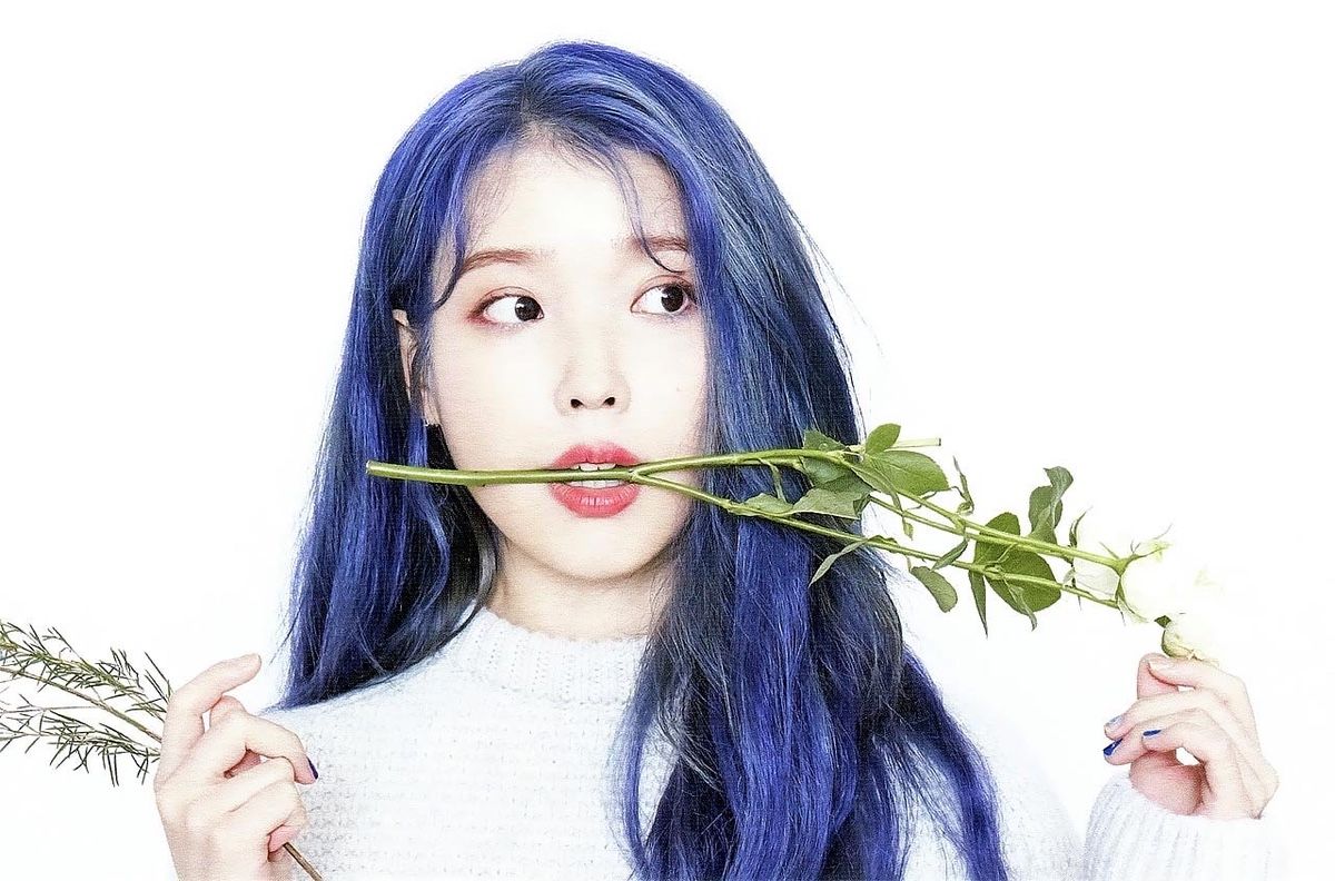 파란머리로 염색한 아이유.jpg