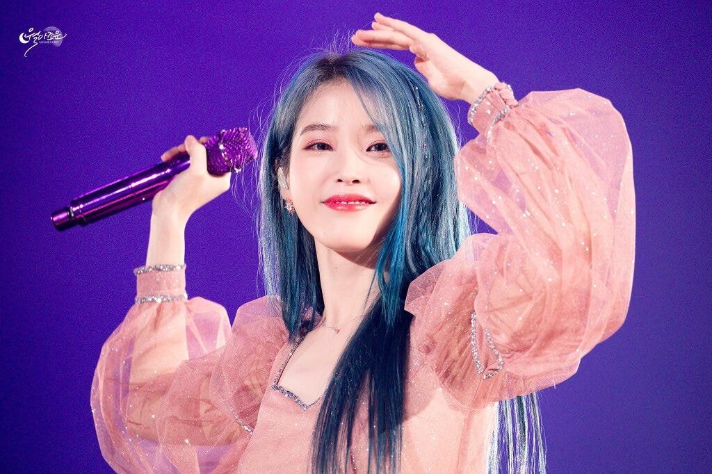 파란머리가 너무 잘 어울리는 아이유