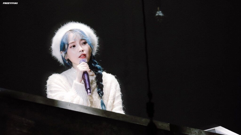 파란머리가 너무 잘 어울리는 아이유