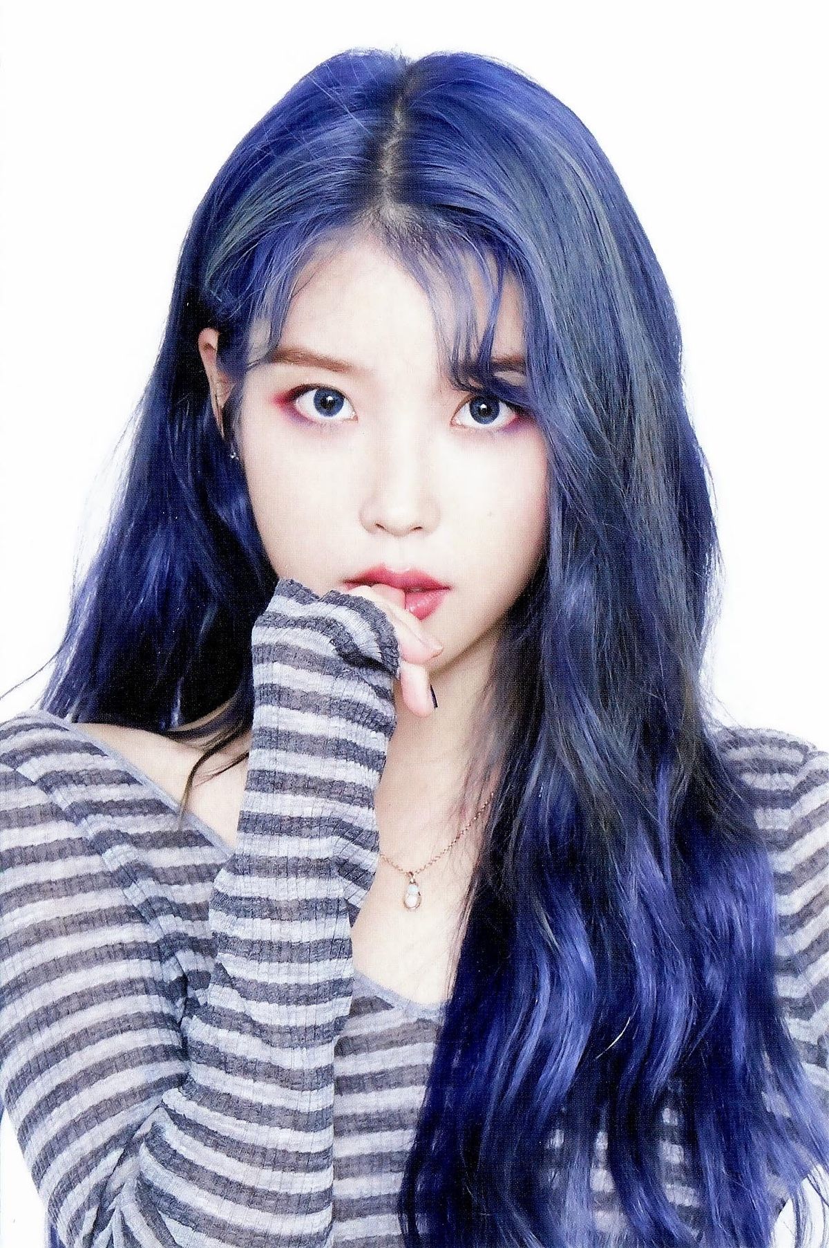 파란머리로 염색한 아이유.jpg