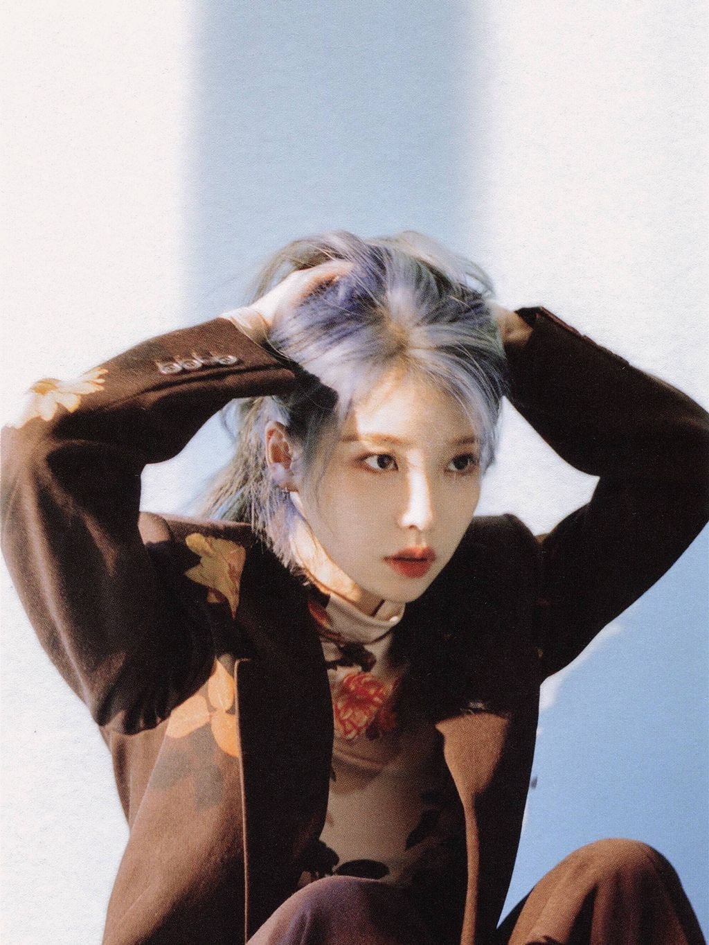 파란머리가 너무 잘 어울리는 아이유
