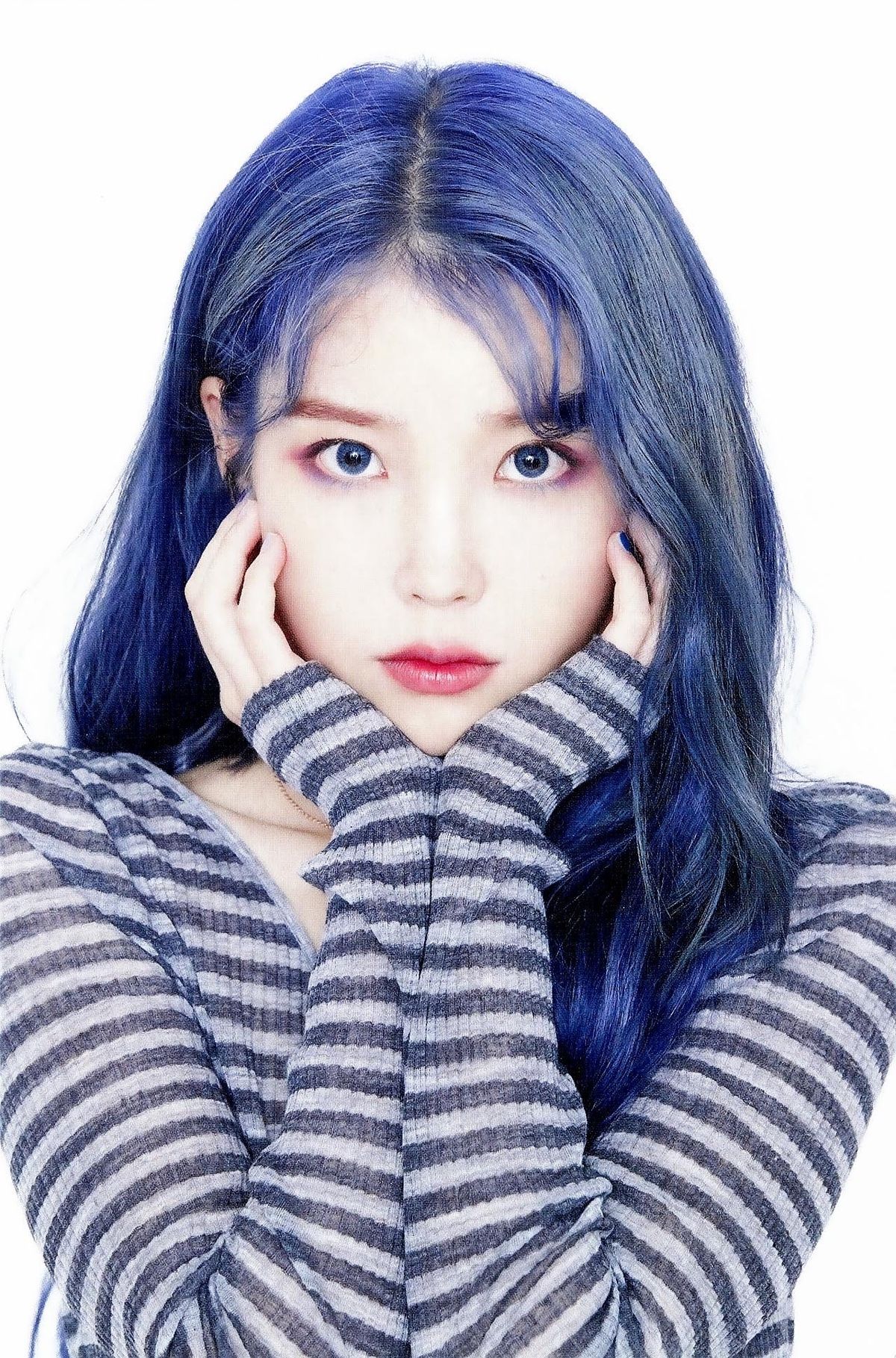 파란머리로 염색한 아이유.jpg