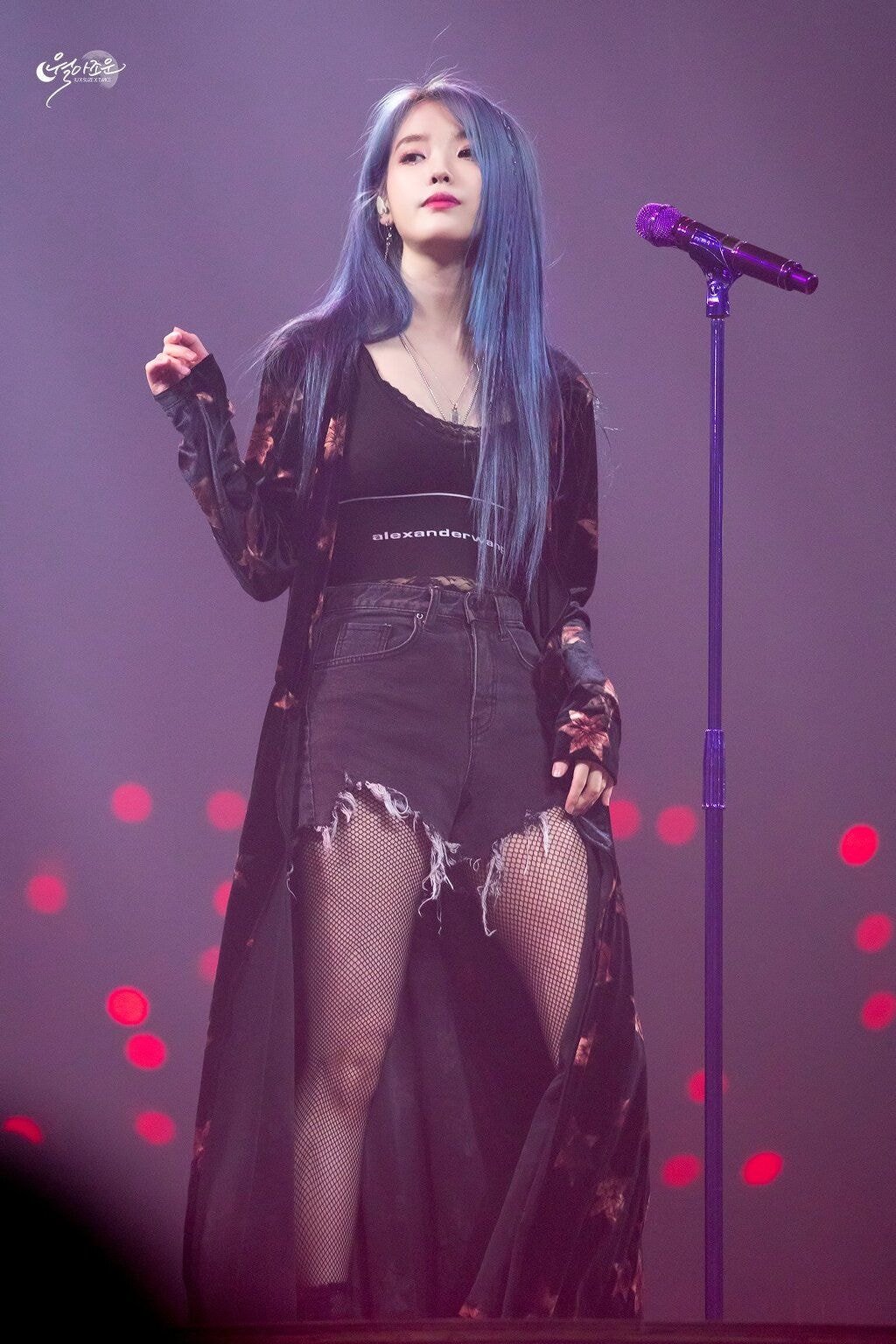 파란머리가 너무 잘 어울리는 아이유