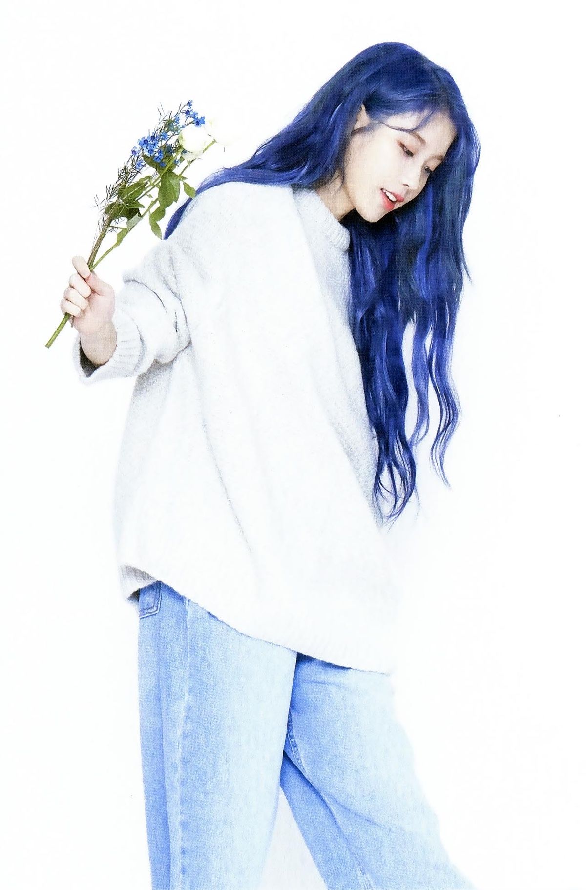파란머리로 염색한 아이유.jpg