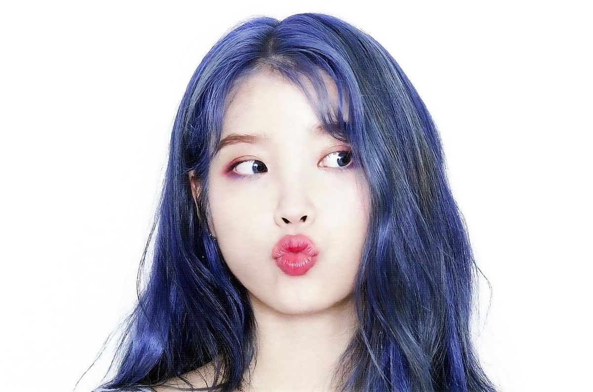 파란머리로 염색한 아이유.jpg