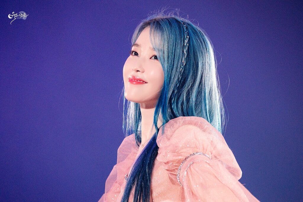 파란머리가 너무 잘 어울리는 아이유