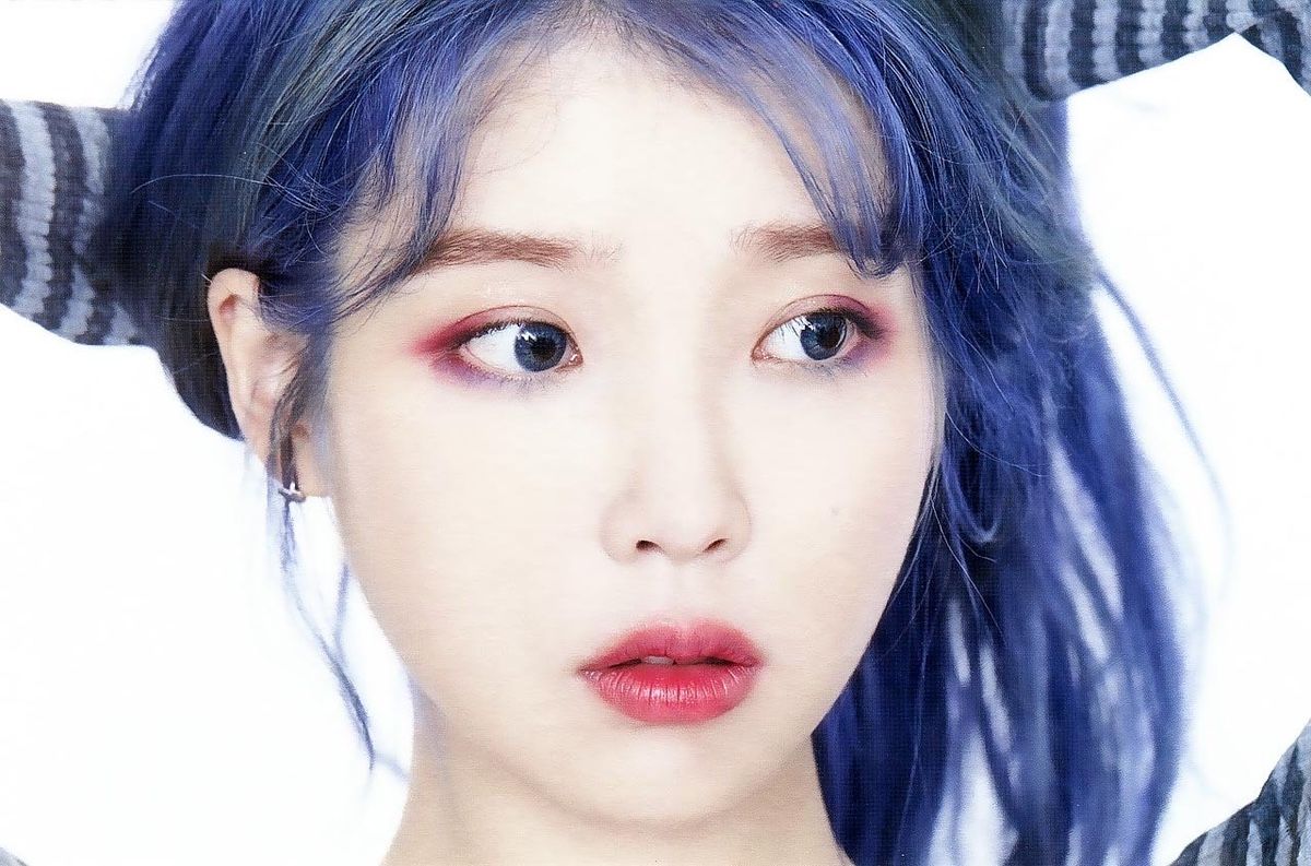 파란머리로 염색한 아이유.jpg
