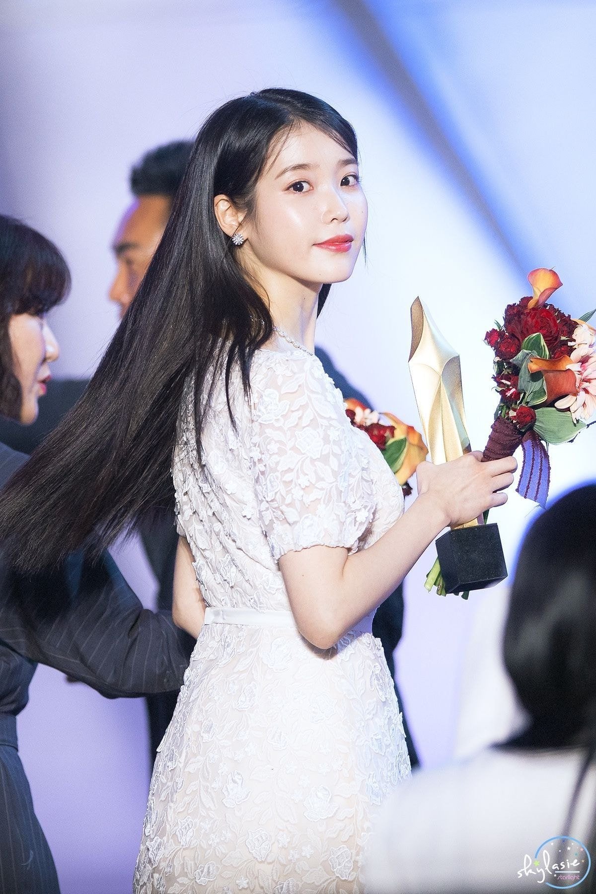 뒤돌아보는 #아이유