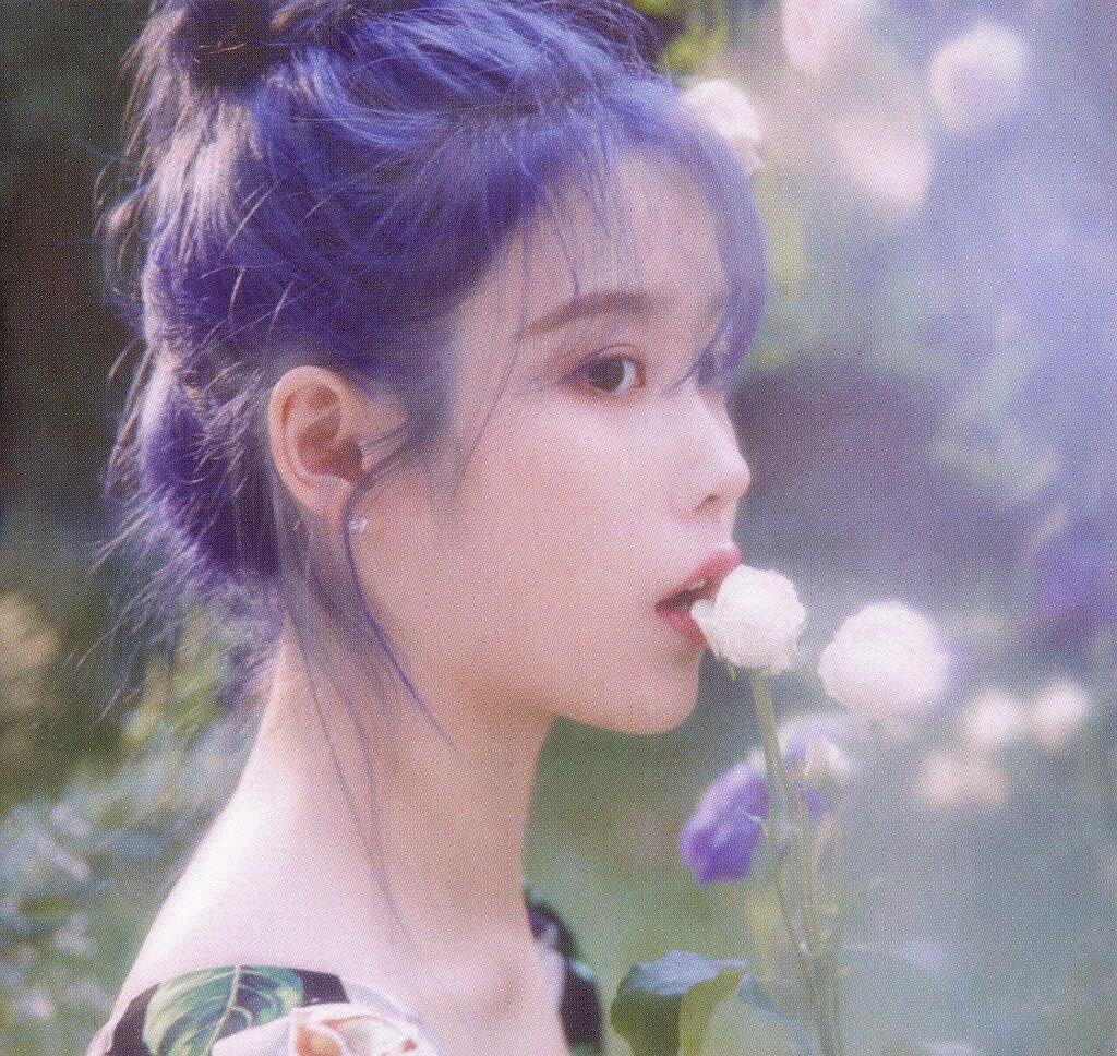 파란머리가 너무 잘 어울리는 아이유
