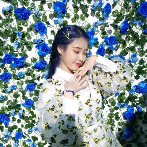 파란머리가 너무 잘 어울리는 아이유