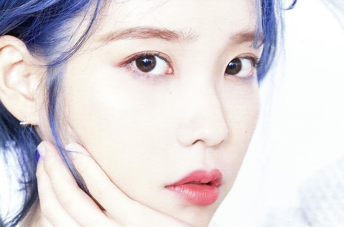 파란머리로 염색한 아이유.jpg