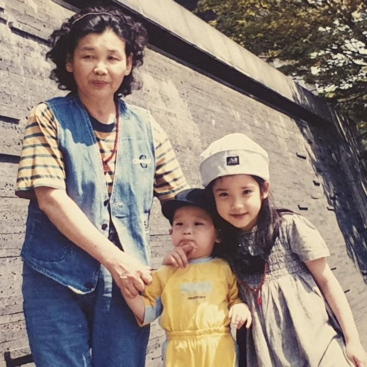 아이유 인스타에 뜬 애기시절 새 과사