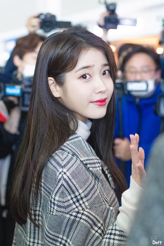 어제 출국길에서 아이컨택 하는 아이유