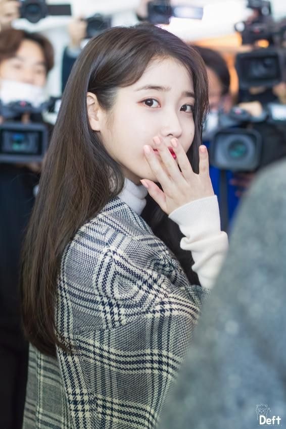 어제 출국길에서 아이컨택 하는 아이유
