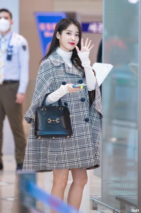 어제 출국길에서 아이컨택 하는 아이유