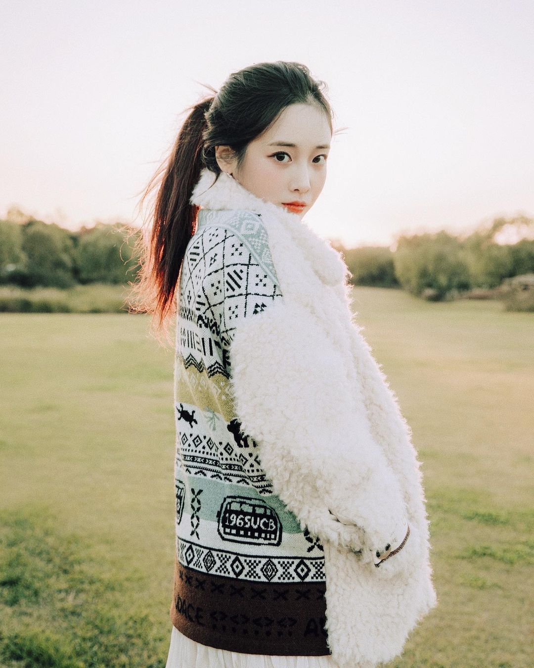 러블리즈 지애 가을 노을 컨셉 화보 사진