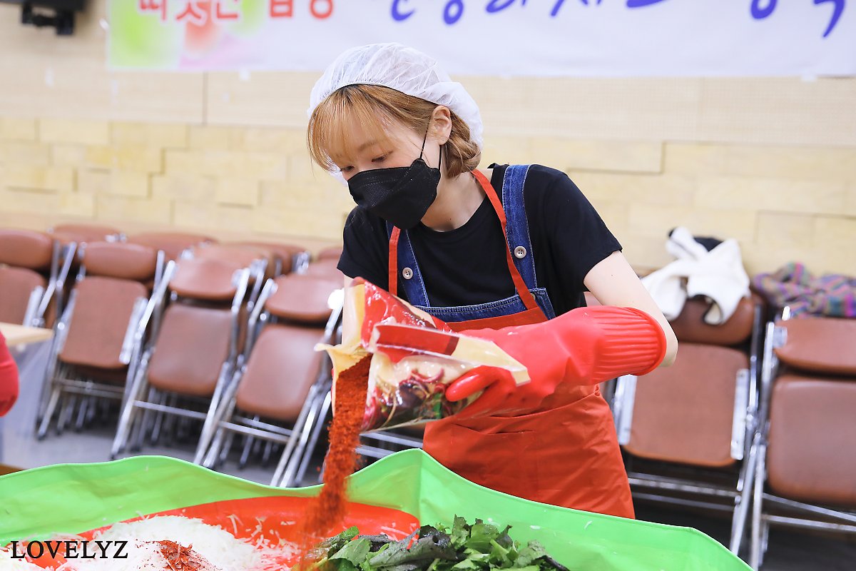 데뷔 6주년 기념으로 김장 나눔 봉사활동한 러블리즈