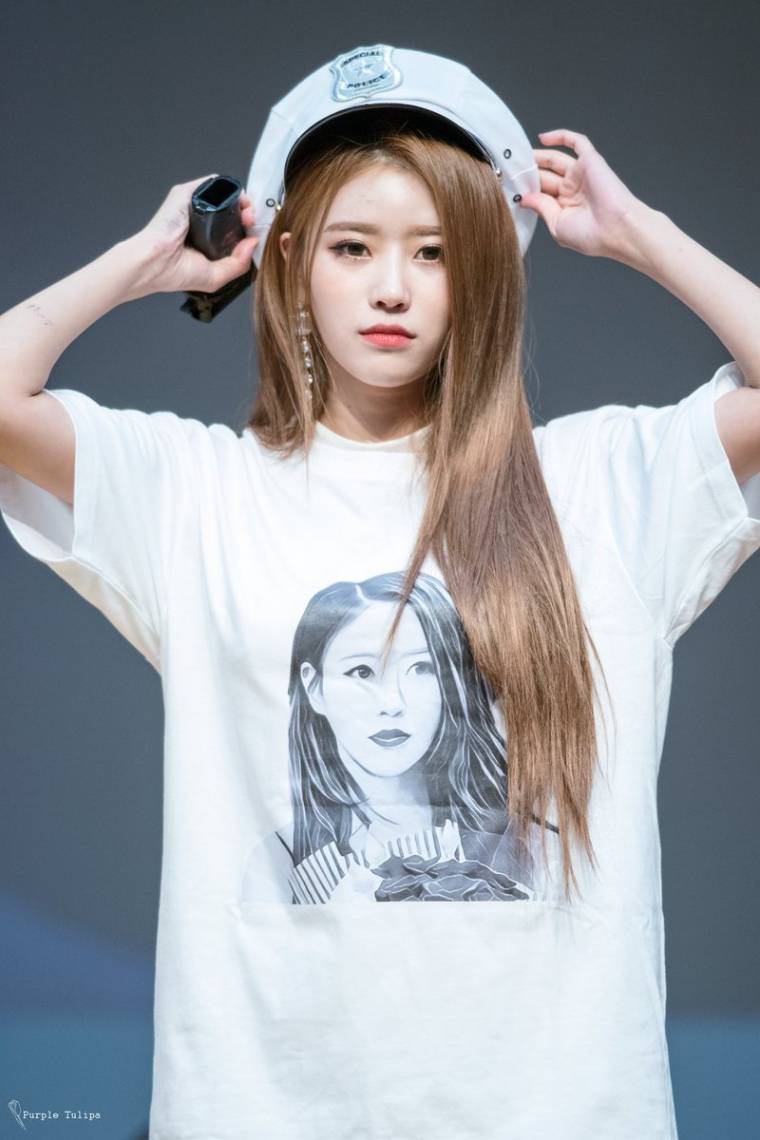 경례하는 러블리즈 미주