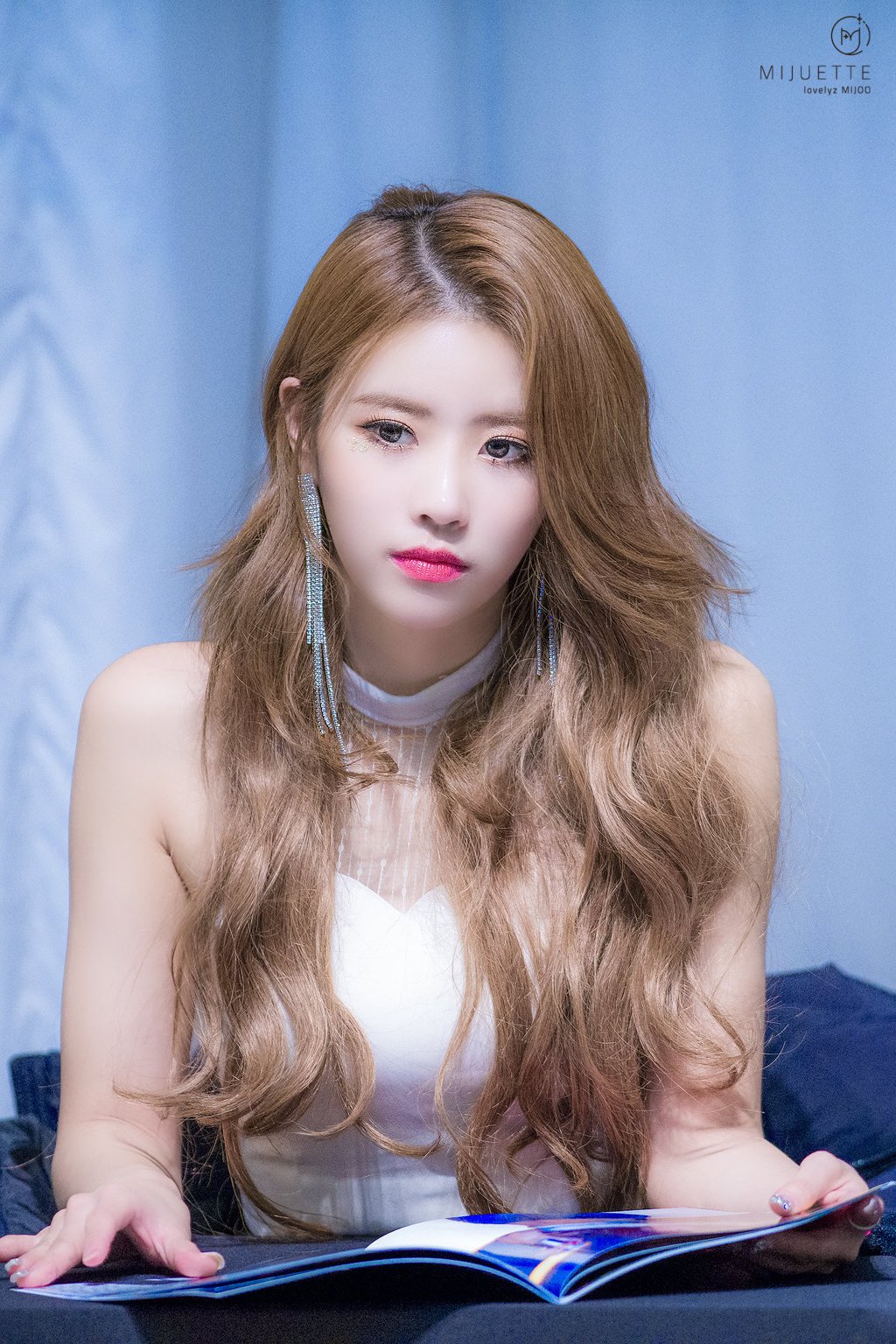 팬사인회 가면 볼 수 있는 #러블리즈 미주 모습