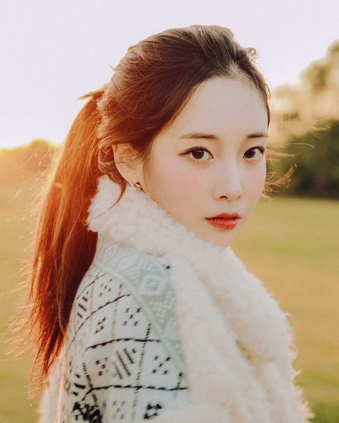 러블리즈 지애 가을 노을 컨셉 화보 사진