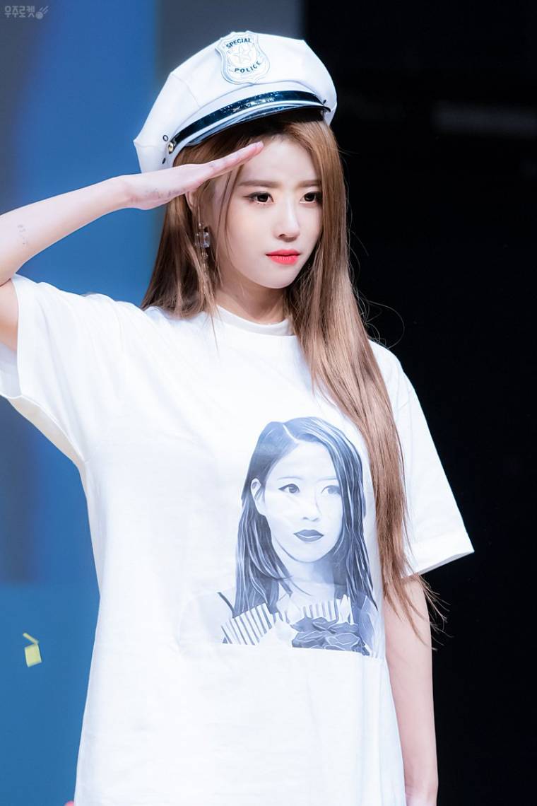 경례하는 러블리즈 미주