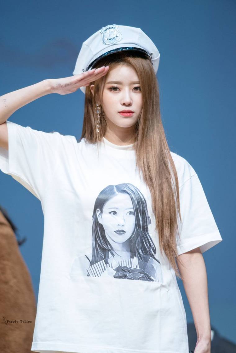 경례하는 러블리즈 미주