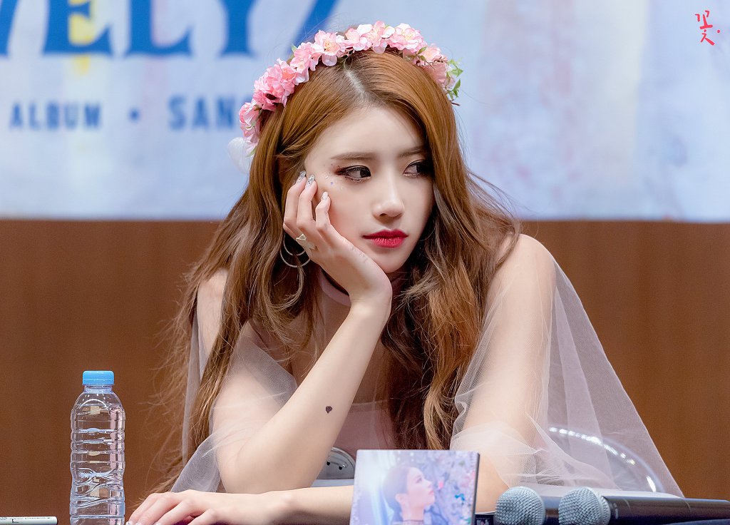 팬사인회 가면 볼 수 있는 #러블리즈 미주 모습