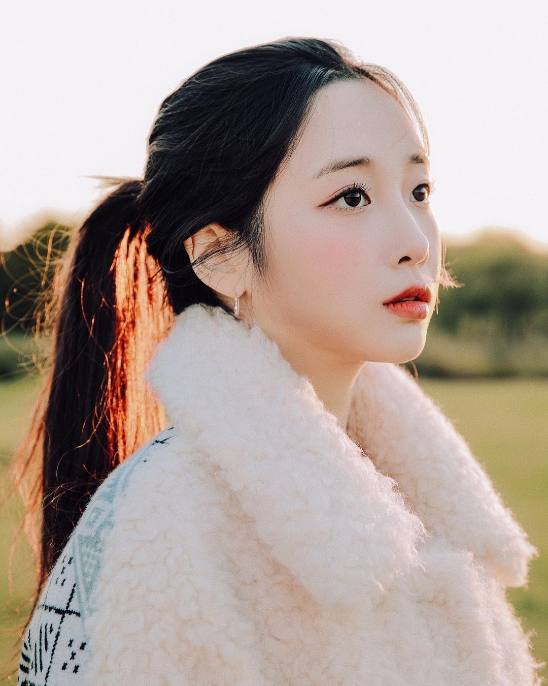 러블리즈 지애 가을 노을 컨셉 화보 사진