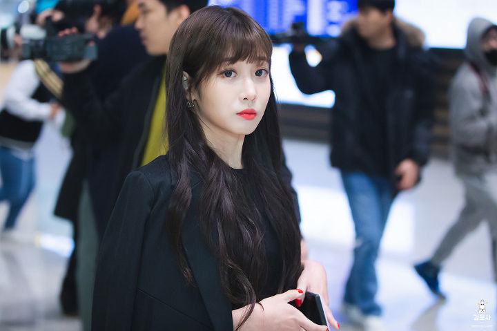 러블리즈 유지애 공항출국.jpg